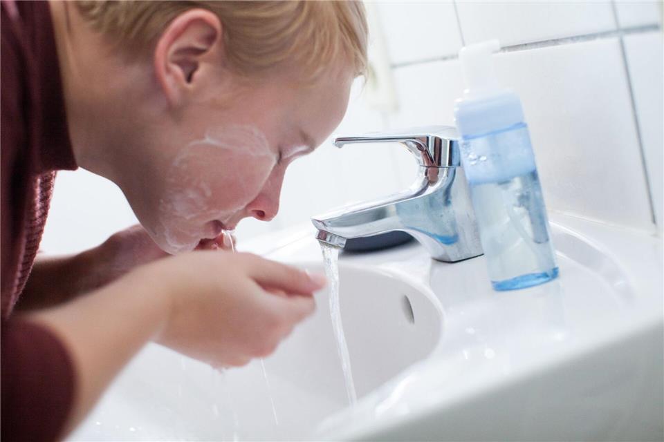 Die Haut zweimal am Tag mit sanften Produkten reinigen und pflegen: Wer das tut, tut viel, um Pickeln vorzubeugen - auch wenn es keine Garantie für reine Haut gibt. Christin Klose/dpa-tmn