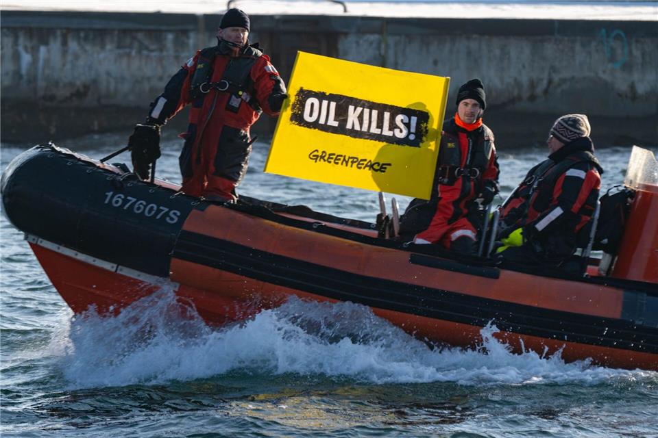 Die Havarie der „Eventin“ hat für Schlagzeilen gesorgt. Umweltaktivisten erinnern mit einer Aktion an den Vorfall vor einem Jahr.Stefan Sauer/dpa