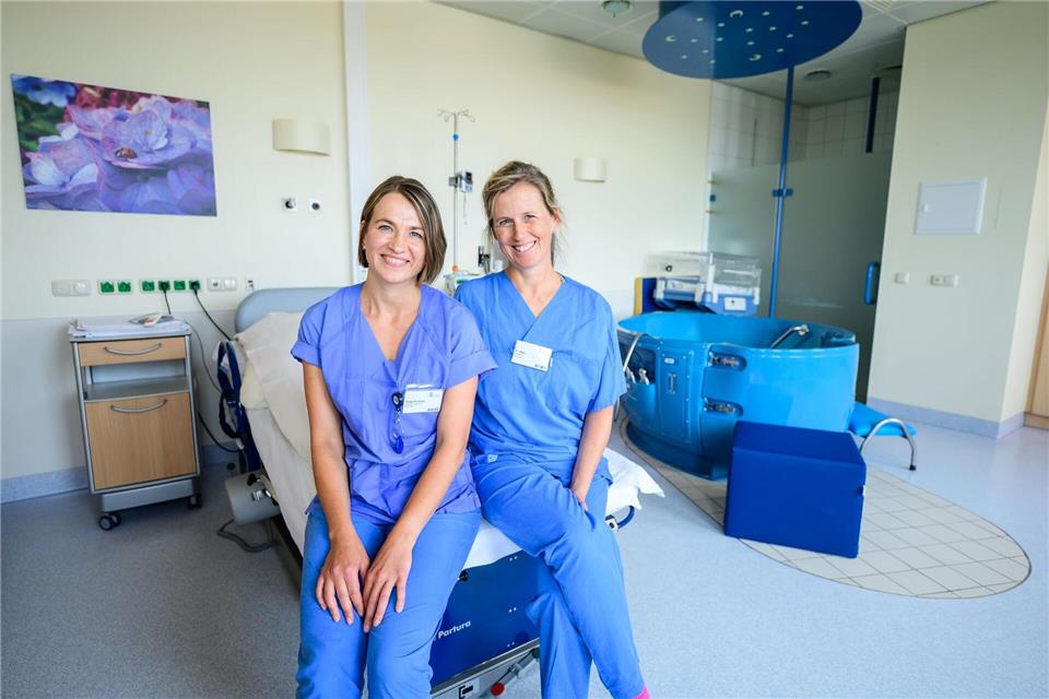Die Hebammen Antje Kuhrau (l) und Franziska Pfeil sitzen in einem Kreißsaal des Klinikums Lüneburg. Seit diesem Monat können Frauen in Begleitung von zwei Hebammen entbinden.Philipp Schulze/dpa