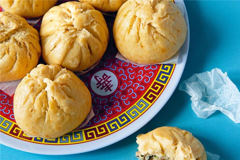 Kulinarische Kunstwerke: Eine ganze Welt in Teigtaschen Die Hefeteigtaschen „Mamas Baos“ werden überwiegend gedämpft und mit einer Füllung aus Hackfleisch von Schweinebauch und Gemüsewürfeln gemacht. Charlotte Lascève/Hachette Livre-Marabout/Hädecke/dpa-tmn