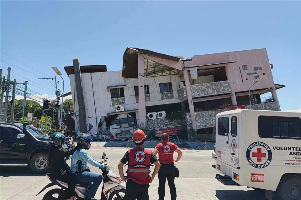 Die Heftigkeit der Erdstöße ließ ganze Häuser kippen oder einstürzen.Uncredited/Philippine Red Cross via AP/dpa