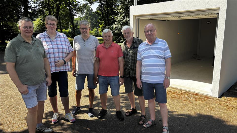 Die Heide-Rickscha-Fahrer Paul Buß (von links), Ludger Soppe, Heiner Buß, Wolfgang Lensing und Christoph Harke mit der Einrichtungsleiterin Irmhild Scheffner (2. von links) vor der neuen Rikscha-Garage.