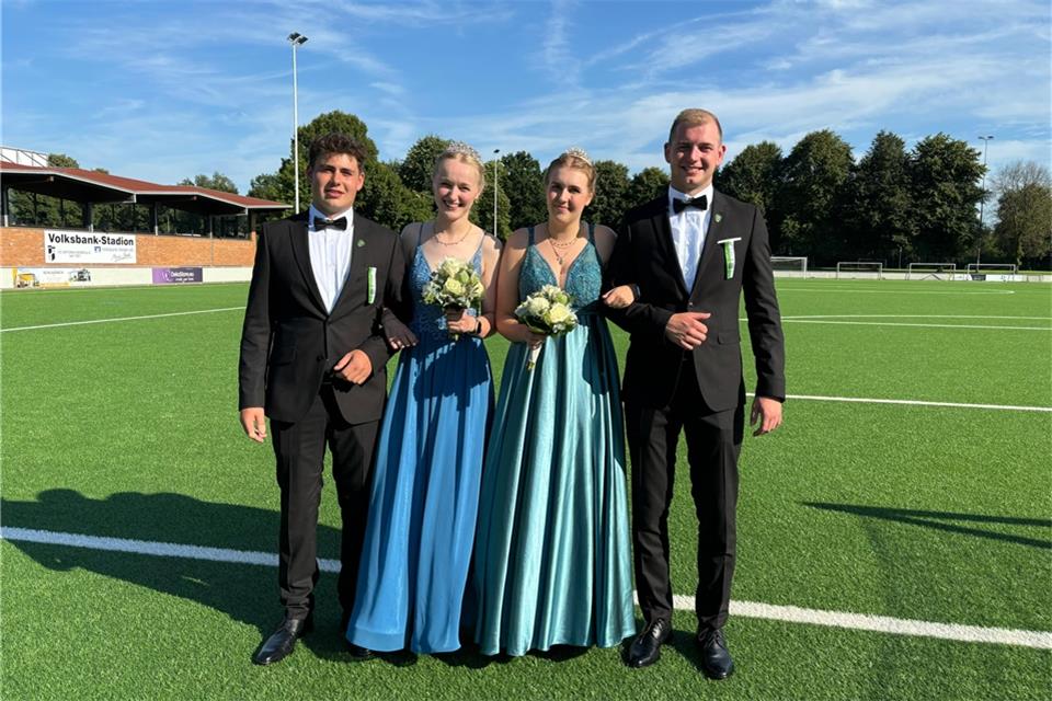 Junge Schützen liefern sich Duell um Heidener Königswürde Die Heidener werden in diesem Jahr von einem jungen Thron regiert (von links): König Lennart Schmelting mit seiner Königin Carolin Berger sowie das Ehrenkönigspaar Hannah Busch und Luca Fortmann.