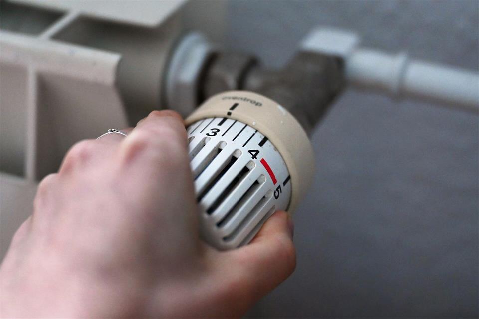 Die Heizung in Privathaushalten in Deutschland wird überwiegend noch mit Öl- und Gas betrieben. (Symbolbild)Elisa Schu/dpa