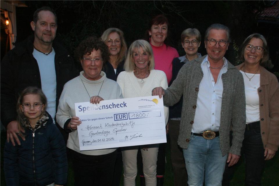 Die Helfer Jana, Vater Stefan Tebyl (v.l.), Cilli Weitenberg, Annelies Marquardt, Violetta Kulinski, Juliane König, Klaus Spieker und Agnes Körber (4. bis 9. v.l.) freuen sich mit Elvira Bartel von der Kinderkrebshilfe (3. v.l.) über die Spende.