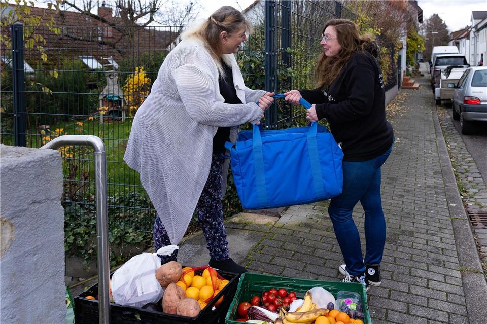 Die Helfer bringen die Lebensmittel nach Hause.Laszlo Pinter/dpa