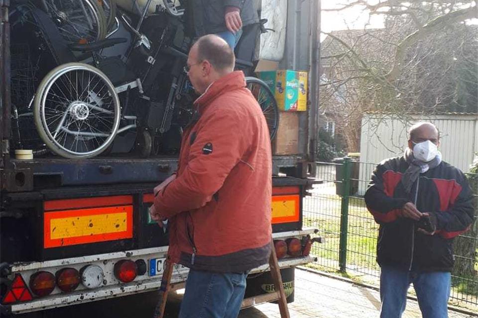 Die Helfer haben den Container fast voll beladen.