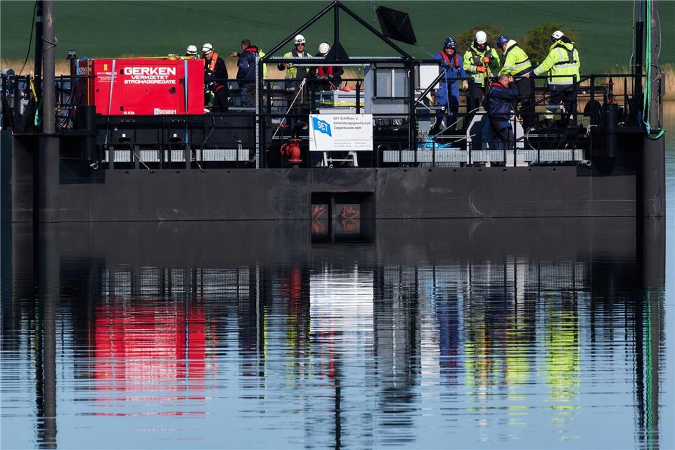 Die Helfer hoffen, mit der Barge den Wal transportieren zu können. Marcus Golejewski/dpa