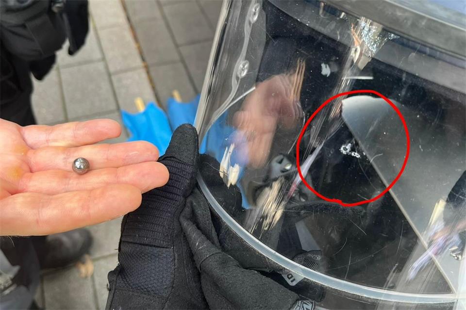 Die Helme der Einsatzkräfte wurden mit Stahlkugeln beschädigt. -/Polizei Köln/dpa