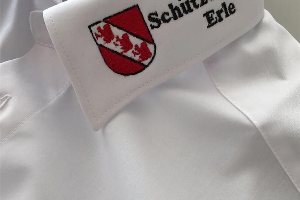 Die Hemden werden mit einem Vereinsschriftzug versehen.