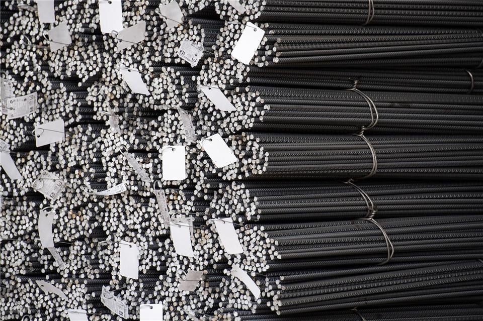 Die Hennigsdorfer Elektrostahlwerke GmbH nimmt nach rund einem Jahr Kurzarbeit die Produktion wieder auf. (Archivbild)Christophe Gateau/dpa