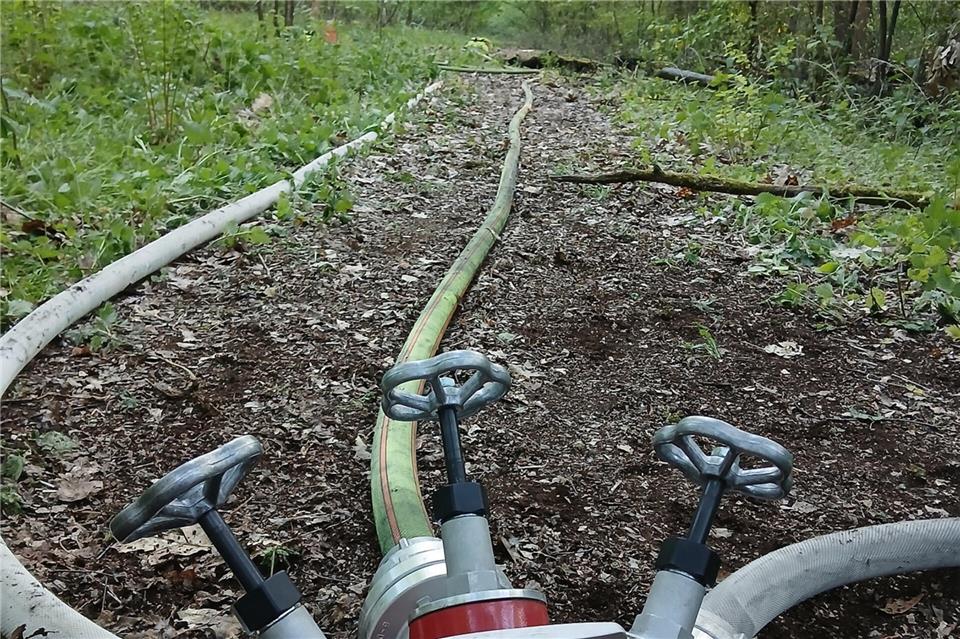 Die Herausforderung für die Feuerwehr bei Einsätzen im Wald besteht darin, über weite Strecken eine Löschwasserversorgung aufzubauen.
