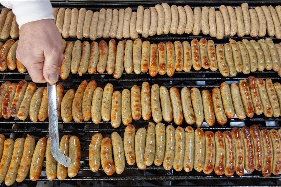 Die Herkunft der Rostbratwürste aus Nürnberg ist geschützt, doch nicht die Herstellung ähnlicher Bratwürste andernorts. (Symbolbild)Daniel Karmann/dpa