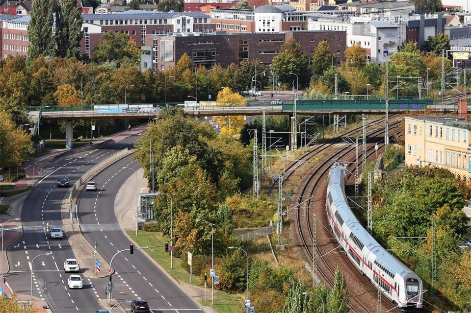 Die Herrenseebrücke ist eine wichtige Verbindung in Waren an der Müritz.Bernd Wüstneck/dpa