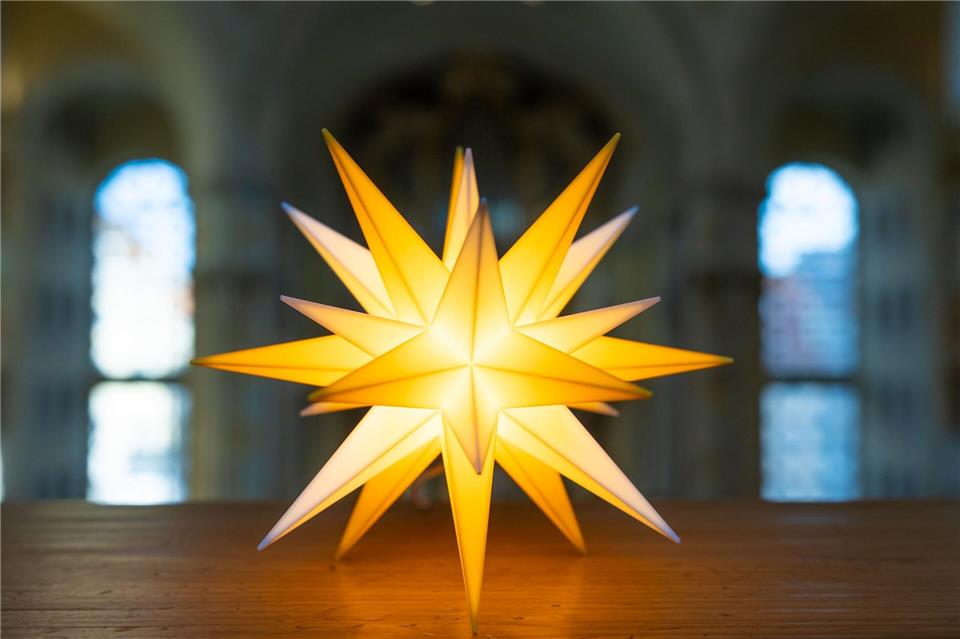 Die Herrnhuter Sterne der Edition „Frauenkirche Dresden“ haben die Farben Weiß und Gelb.Jürgen Lösel/dpa-Zentralbild/dpa