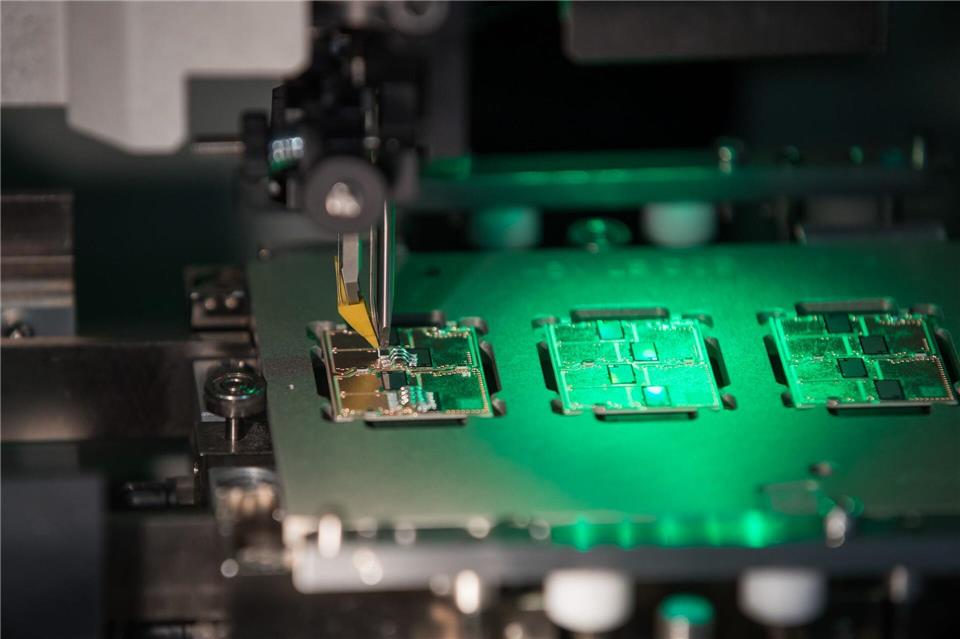 Die Hersteller von Maschinen zur Elektronik-Herstellung schöpfen langsam wieder Hoffnung. (Archivbild)Daniel Karmann/dpa