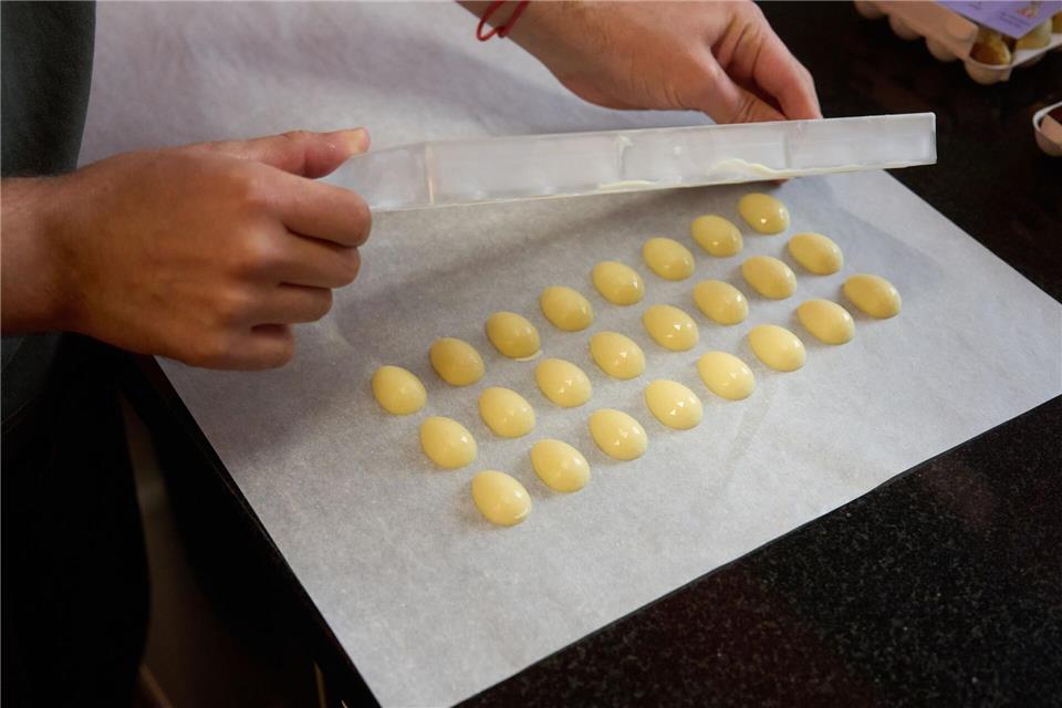 Die Herstellung von Schokoladeneiern ist Handarbeit. Thomas Frey/dpa