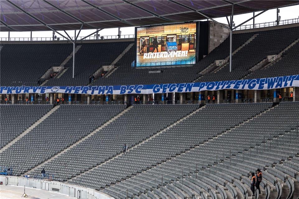 Die Hertha-Fans protestierten mit einem Banner.Andreas Gora/dpa