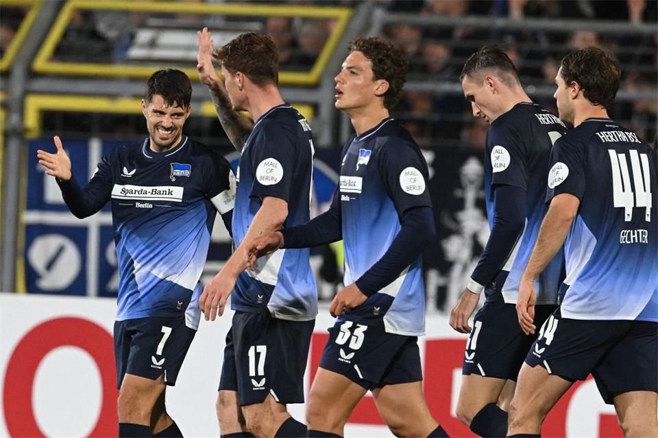 Die Hertha-Profis bejubeln das 1:0 durch Kapitän Josip Brekalo.Carmen Jaspersen/dpa
