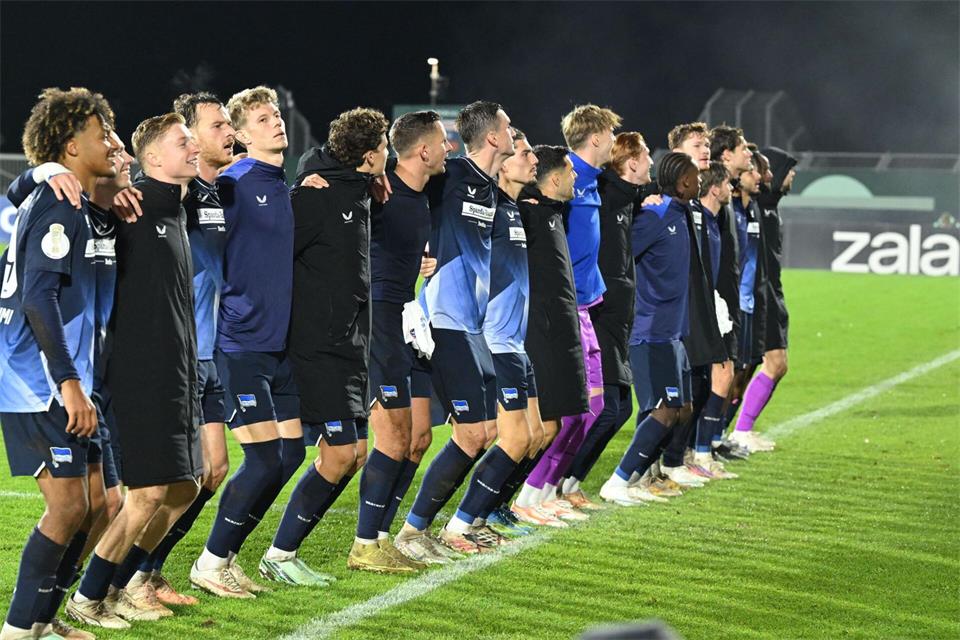 Die Hertha-Profis jubeln über den Achtelfinal-Einzug.Carmen Jaspersen/dpa