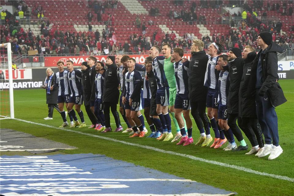 Die Hertha-Spieler feiern mit ihren Fans. Thomas Frey/dpa