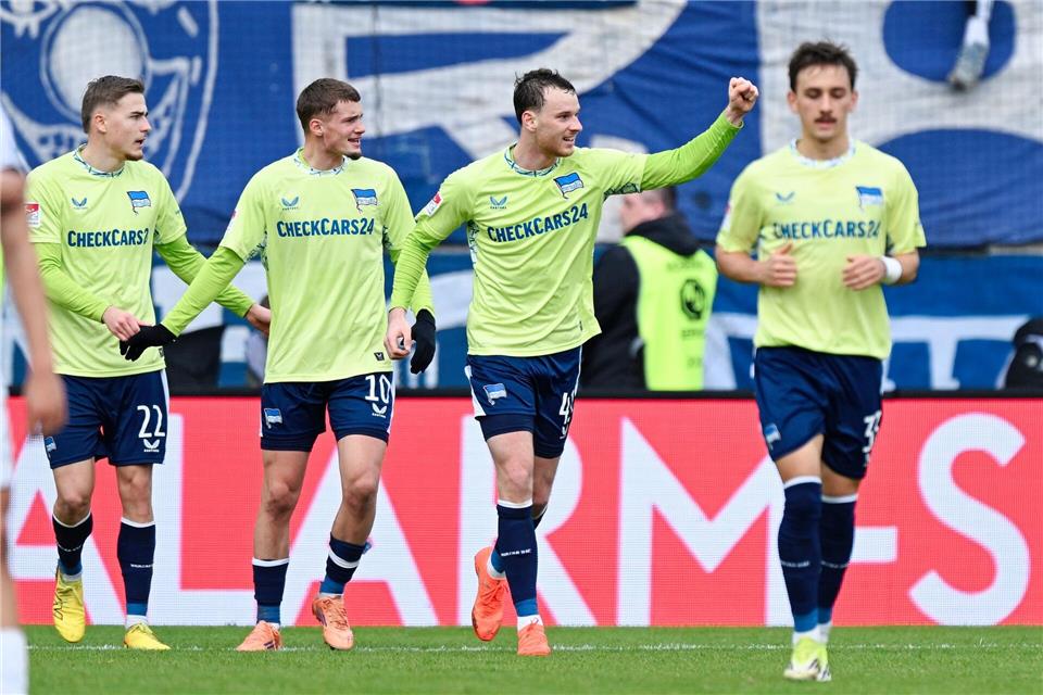 Die Herthaner bejubeln ihren ersten Zweitligasieg seit November.Uwe Anspach/dpa