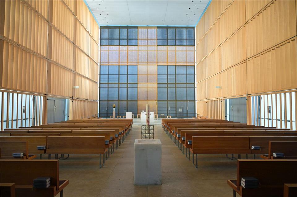 Die Herz Jesu-Kirche lockt mit ihrer ungewöhnlichen Architektur viele Besucher an.Malin Wunderlich/dpa