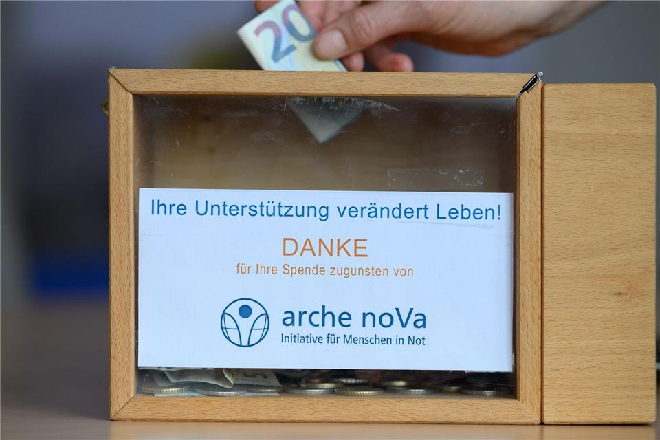 Die Hilfsorganisation Arche Nova aus Dresden sieht sich unter einem wachsenden finanziellen Druck (Symbolbild). Robert Michael/dpa