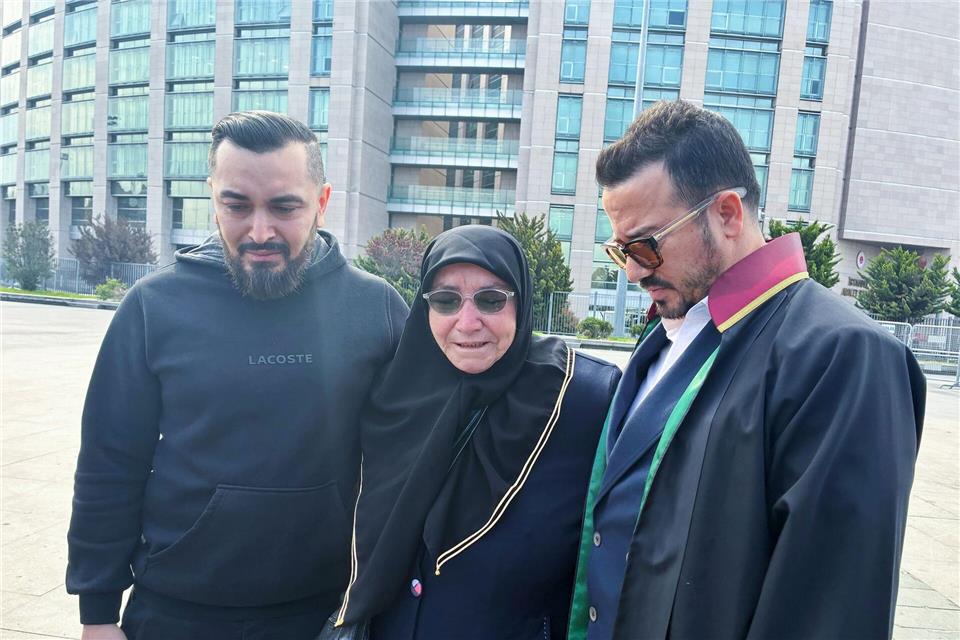 Die Hinterbliebenen der in Istanbul verstorbenen Familie aus Hamburg sind zum Prozessauftakt in Begleitung ihres Anwalts Yasar Balci (rechts) erschienen. Linda Say/dpa