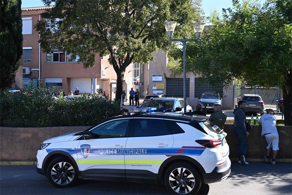 Die Hintergründe der Schüsse vor einer Schule in Südfrankreich sind noch unklar.Miguel Medina/AFP/dpa