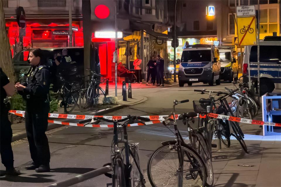 Die Hintergründe der Tat in Hamburg-Ottensen sind noch unklar, wie ein Sprecher des Lagezentrums Hamburg sagte.Bodo Marks/dpa