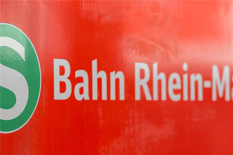 Mann auf Gleisen von S-Bahn erfasst - Tödliche Verletzungen Die Hintergründe des Unglücks müssen noch untersucht werden. Silas Stein/dpa