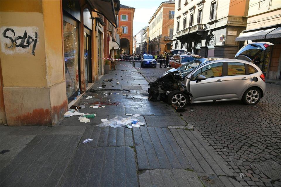 Die Hintergründe des Vorfalls in Modena sind bisher unklar.Uncredited/LaPresse/AP/dpa