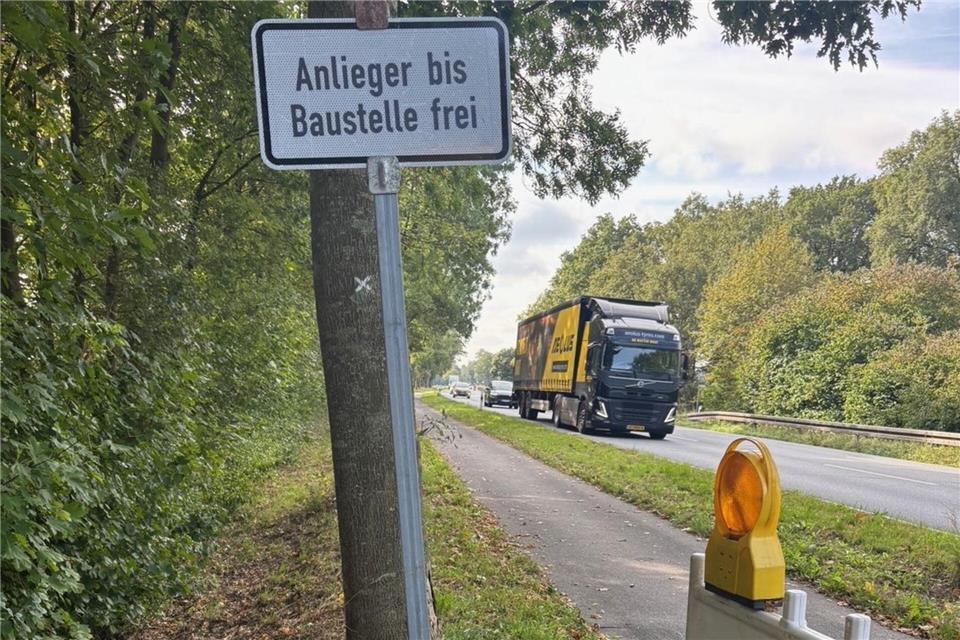 Die Hinweisschilder für die Teilsperrung des Radwegs stehen schon bereit.