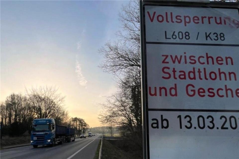 Die Hinweisschilder sind platziert: Ab dem 13. März wird der Abschnitt der L608 zwischen Stadtlohn (Höhe Koeperstraße) und Gescher voll gesperrt.