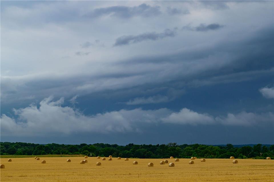 Die Hitze geht, Wolken und Gewitter kommen. (Symbolbild)Patrick Pleul/dpa