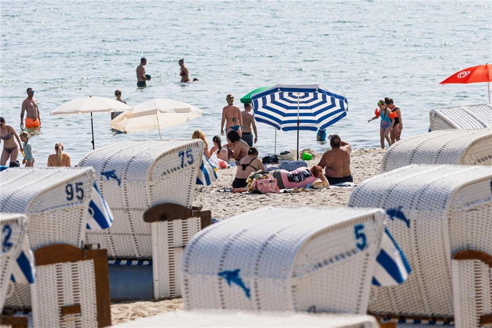Die Hitze lockte viele Menschen an und in die Ostsee.Markus Scholz/dpa