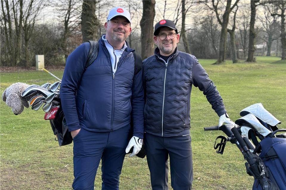 Die Hobbygolfer Jochen Klavon-Mecking (links) und Dietmar Luszas spielen auch im Winter Golf.