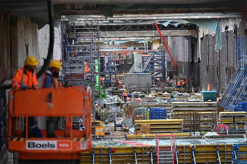 Die Hochbahn spart nach eigenen Angaben während des Baus der neuen Linie U5 Emissionen ein. (Archivbild)David Hammersen/dpa