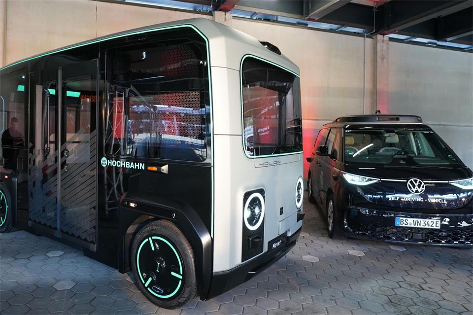 Die Hochbahn testet autonom fahrende Busse des Anbieters Holon (links im Bild). (Archivbild)Marcus Brandt/dpa