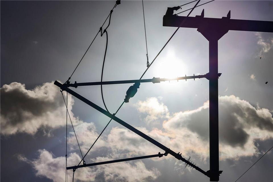 Die Hochrheinbahn bekommt eine durchgehende Oberleitung. (Foto-Illustration) Frank Molter/dpa