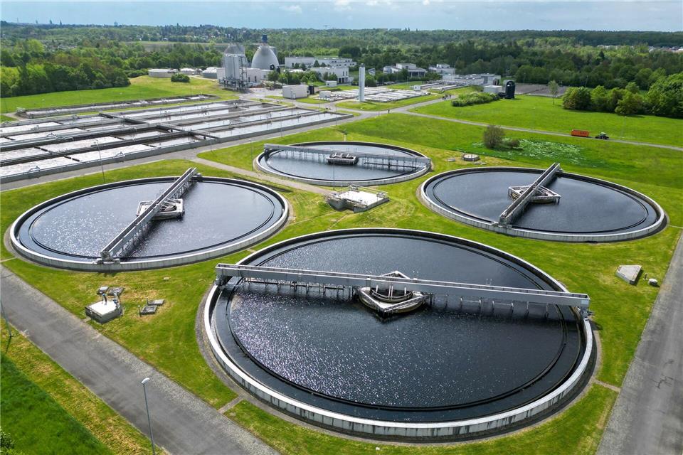 Die Hochschule Magdeburg-Stendal erprobt in der Kläranlage Halle-Nord neue Verfahren, um Medikamentenrückstände aus dem Abwasser zu entfernen. Hendrik Schmidt/dpa
