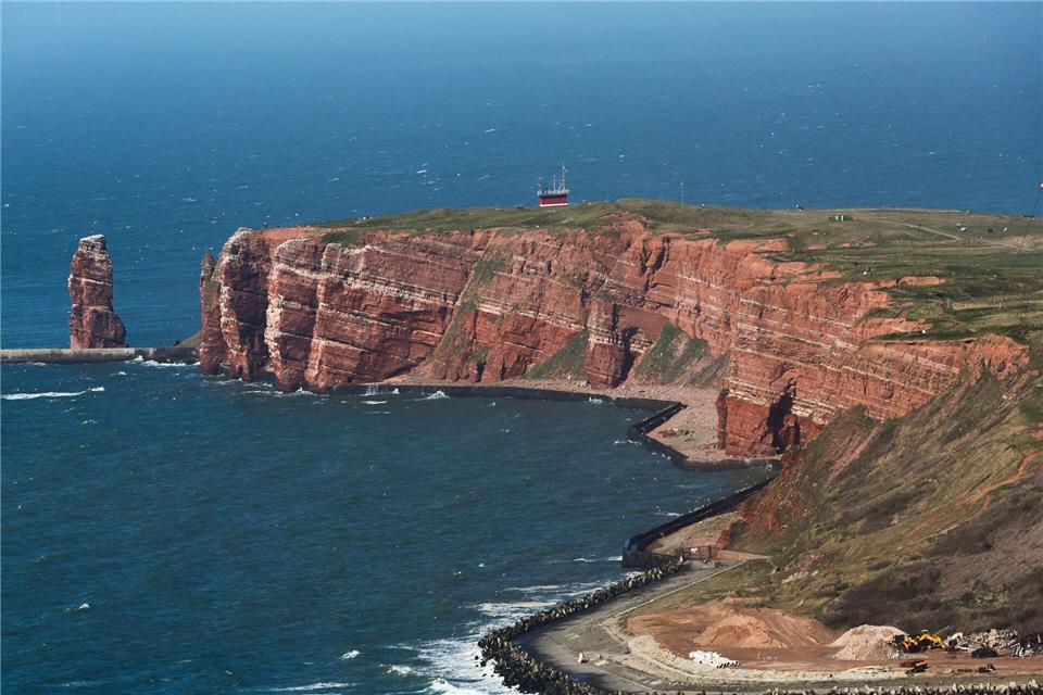 Neue Inselflieger für Helgoland - Höhere Taktung geplant Die Hochseeinsel Helgoland wird von Flugplätzen auf dem Festland in Niedersachsen und Schleswig-Holstein angesteuert. (Archivbild)Christian Charisius/dpa