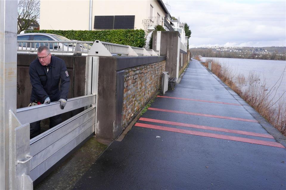 Die Hochwasserschutzmauer soll vor übertretendem Wasser schützen.Thomas Frey/dpa