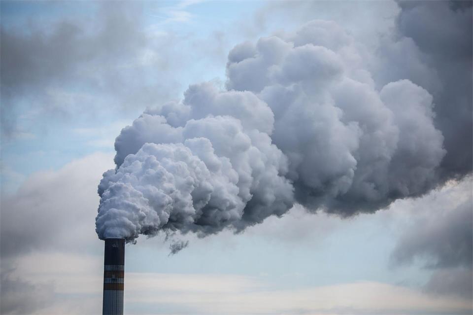Die Höhe des Preises und starke Schwankungen bremsen Investitionen in klimafreundliche Projekte, meint das Ifo. (Symbolbild)Jan Woitas/dpa