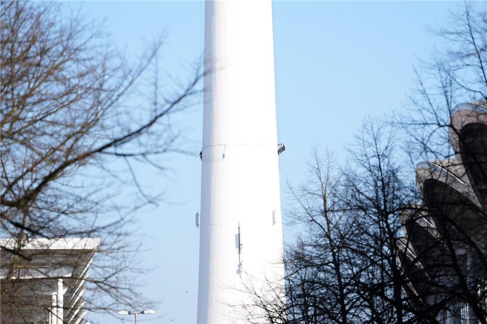 Die Höhenkletterer waren am „Tele-Michel“ unterwegs, um die Bausubstanz zu prüfen. Marcus Brandt/dpa