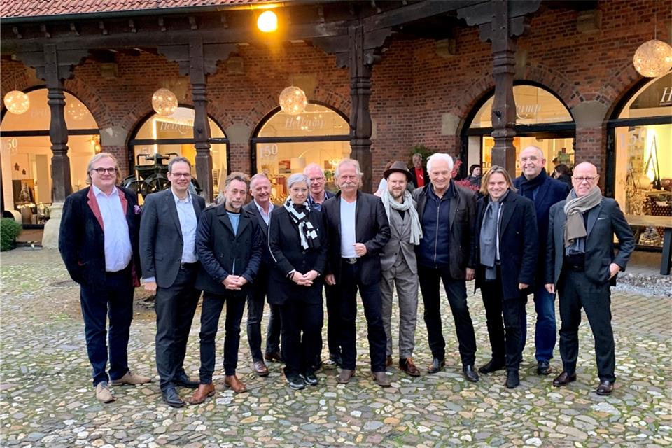 Die Höhner vor der Remise mit Hausherr Helmut Ackmann (rechts), Konzert-Ideengeber Alfons Beckmann (2.v.r.), Bürgermeister Andreas Grotendorst (2.v.l.), Manfred Rickhoff vom Sponsor Innogy (6.v.l.) und Diana Brömmel (Ortsmarketing Raesfeld) sowie MLW-Intendant Dirk Klapsing (l.).