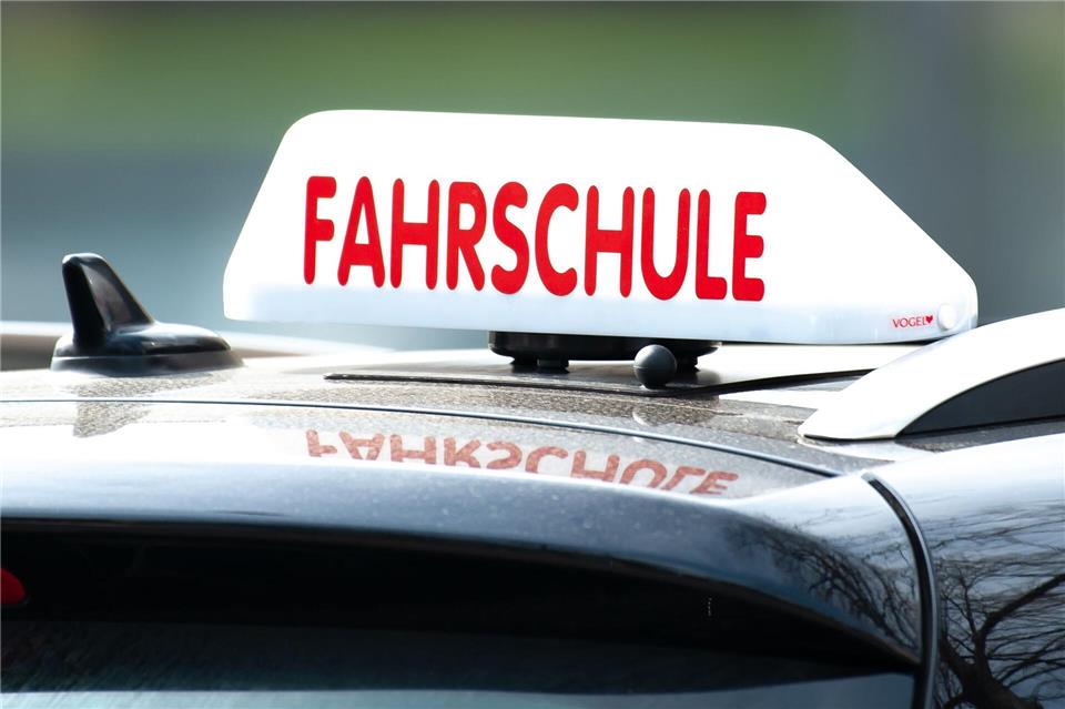 Die Hoffnung auf einen billigeren Führerschein lässt die Anmeldezahlen insbesondere bei Fahrschulen in Thüringer Städten einbrechen. (Symbolbild)Swen Pförtner/dpa