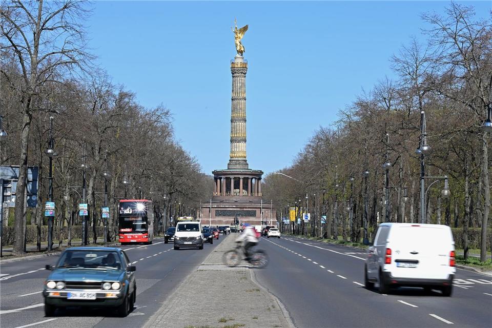 Die Hofjägerallee in Berlin-Tiergarten soll bald in Helmut-Kohl-Allee umbenannt werden.Michael Brandt/dpa