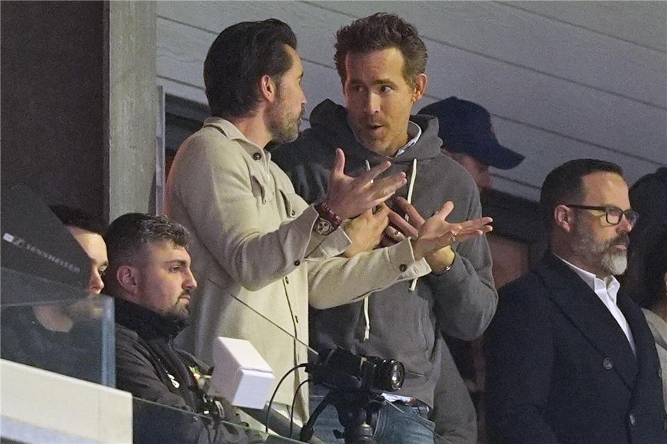 Die Hollywood-Stars Mac (l) und Reynolds fieberten im Stadion mit. Martin Rickett/PA Wire/dpa